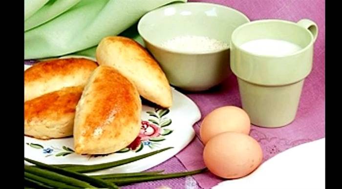Пиріжки з рисом і яйцем та цибулею Перекласти його на